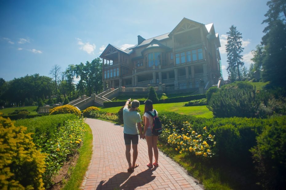 couple qui regarde une maison