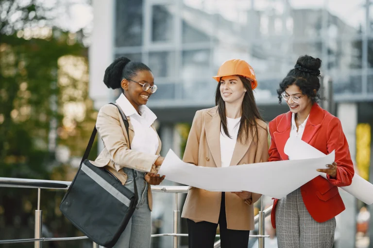femmes regardant un plan de construction architectes et maitre d'oeuvre